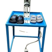 Machine semi-automatique de pose d'étiquettes par film à froid pour la production de chaussons en mousse