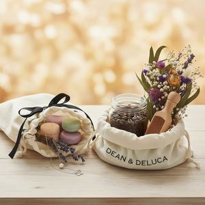 Sac d'emballage pour bonbons de Noël en coton mousseline recyclé naturel, personnalisé avec logo estampé à chaud, pochette cadeau à cordon pour les fêtes - Product Image 6