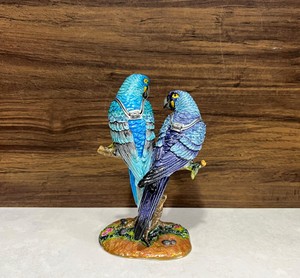 Adornos Colgantes Decorativos de Latón con Diseño de Loros Enamorados de Nirmala Handicrafts para Decoración Interior Moderna y de Lujo - Product Image 2