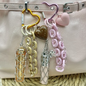 Porte-clés élégant en acier inoxydable haut de gamme avec pendentif chaîne en forme de cœur coloré et boucle en maille pour rouge à lèvres - Product Image 1