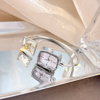 Nouvelle montre bracelet à quartz de luxe, grand cadran carré en alliage, style européen et américain, avec fuseaux horaires multiples, pour le marché international.