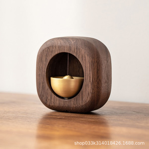 Timbre de puerta de estilo japonés de madera con campana de latón y diseño magnético adhesivo para recordatorio de entrada - Product Image 1
