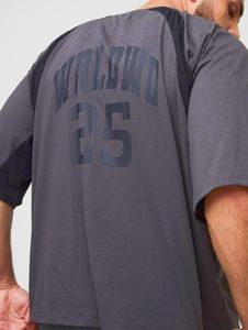 Conjunto de 2 piezas de camiseta oversize negra con estampado global y pantalón corto de baloncesto para hombre, chándal liso - Product Image 3
