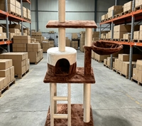 Arbre à chat bicolore avec niche ronde fermée, hamac latéral en tissu, échelle à marches en sisal et plusieurs colonnes en sisal pour animaux de compagnie