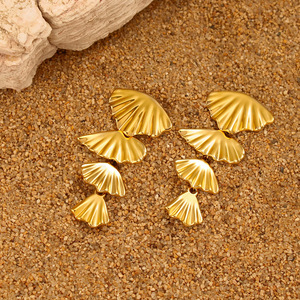 Boucles d'oreilles pendantes classiques pour femme, en forme de coquillage et pompon, étanches, en acier inoxydable plaqué or 18 carats, inaltérables, pour fêtes et plage - Product Image 2
