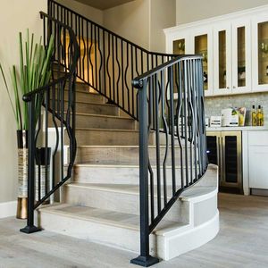 Les rampes en fer forgé élégantes sont des rampes artisanales détaillées, adaptées aux jardins de villas et aux espaces de rampes extérieurs personnalisés. - Product Image 3