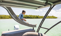 Bateau ponton à double pont en aluminium soudé de 9 m (30 pieds) avec moteur hors-bord de 150 CV et toboggan aquatique sportif