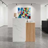 Comptoir de caisse en bois moderne à surface lisse avec rangement dissimulé, bureau de réception commercial élégant à finition brillante pour hôtels et centres commerciaux