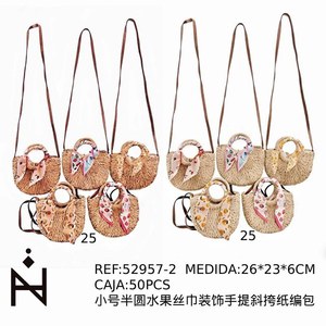 Borsa a tracolla piccola semicircolare in carta intrecciata con motivo a frutta 26x23x6cm - Product Image 3