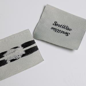 Étiquettes de vêtement pliées en coton et polyester tissées imprimées sur mesure avec logo Solutions de marque pour vêtements lavables - Product Image 1