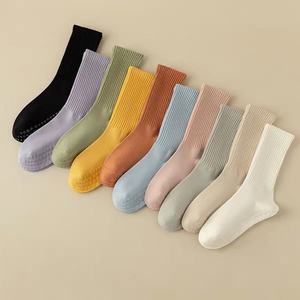 Chaussettes ras du cou rayées en coton respirant antidérapantes pour femmes JZVINA – Idéales pour l'automne, le quotidien, le Pilates, le Yoga, la Barre, le Reformer – Couleurs personnalisables - Product Image 1