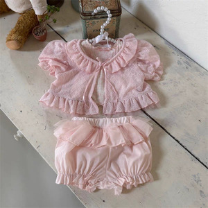 Completo estivo per bambina con gilet a balze effetto legno e pantaloncini, set due pezzi alla moda per bambine. - Product Image 6