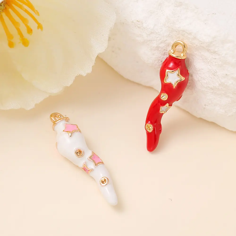 Accessoires de bijoux de luxe décorés avec un pendentif de piment d'huile dégoulinant de métal à la mode simple pendentif collier blanc rouge