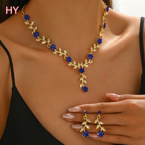 Set di Collana e Orecchini in Stile Europeo HY, Anello Nuziale a Forma di Fiore di Prugna con Diamanti Colorati sulla Catena per la Clavicola - Product Image 4