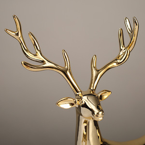 Juego de 2 Figuras de Ciervo Chapadas en Oro, Decoración Contemporánea para Sala de Estar, Adorno Navideño de Resina Sintética - Product Image 4