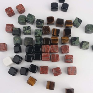 Ensemble de pierres à whisky en cristal naturel en forme de cube pour la vente en gros - Product Image 2