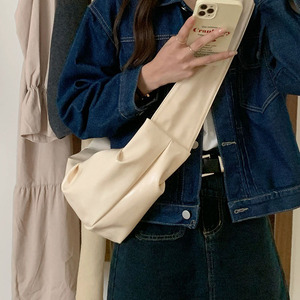 Sac à bandoulière de type Dumpling, blanc cassé, noir, marron, à sangle unique, avec coutures plissées, fermeture éclair, style normcore minimaliste - Product Image 3