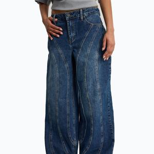 Jean en denim bleu personnalisé pour femme, coupe droite, jambe large et ample, avec empiècements et détails de coutures - Product Image 4