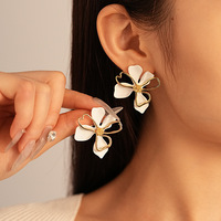 Anting-anting bunga berlapis ganda yang sederhana dan manis, modis untuk dipakai sehari-hari dan serbaguna untuk wanita.
