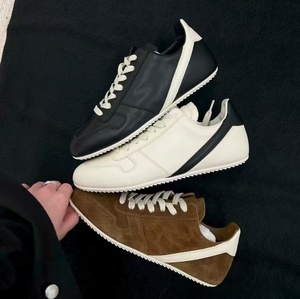 Chaussures de sport en cuir de luxe de créateur avec des rayures triangulaires simples. Sandales basses décontractées. Convient aux hommes et aux femmes - Product Image 6