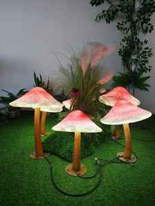Décoration extérieure en résine en forme de champignon lumineux LED, idéale pour l'aménagement paysager des parcs et la mise en scène des festivals - Product Image 1