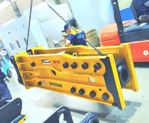 Nuevo Martillo Hidráulico Sb 151 Tipo Superior con Motor para Excavadoras Pesadas de 40-55 Toneladas, Trabajos de Demolición, 1 Año de Garantía - Product Image 1