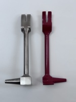 Abridor de botellas de metal fundido diseñado con la forma de una herramienta Halligan, abridor de 6 pulgadas de largo, una herramienta utilizada por los bomberos