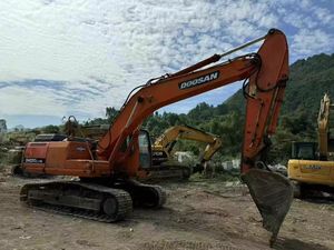 Excavadora sobre orugas diesel de 20 toneladas DOOSAN usada a precio barato, en excelentes condiciones de trabajo con motor de núcleo y PLC a la venta - Product Image 3