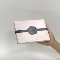 Bon prix Boîte de papier d'emballage en carton pliant élégant gaufrage logo avec conception personnalisée