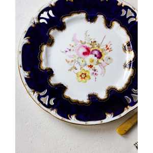 Juego de Platos de Cerámica Pintados a Mano con Flores Modernas de Gabriella P., Diseño Personalizable, Platos para Cena, Platos para Ensalada, Platos para Parejas, para Hoteles - Product Image 1