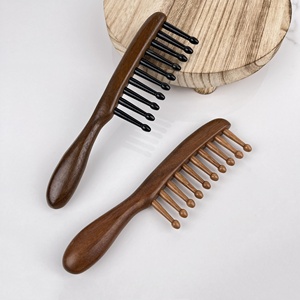 Classico pettine <span class=keywords><strong>in</strong></span> <span class=keywords><strong>legno</strong></span> di sandalo naturale con manico lungo e denti larghi, distanziatore <span class=keywords><strong>per</strong></span> <span class=keywords><strong>capelli</strong></span>, spazzola districante <span class=keywords><strong>per</strong></span> massaggio del cuoio capelluto - Product Image 4
