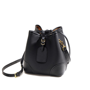 Sac seau tendance en cuir de vachette pleine fleur avec logo personnalisé, fermeture à cordon, portable, en polyester, pour femme, à porter à l'épaule ou en bandoulière - Product Image 4
