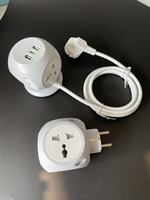 Adaptador de Enchufe Universal con 4 Tomas de Corriente, 1 USB-C, 2 USB-A, CA 110-250V, Diseño Cúbico Portátil con Conexión a Tierra, Enchufes EU, US y CN