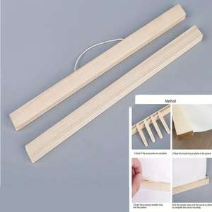 Vente en gros de tiges suspendues en bois massif Feng Shui sculptées pour la décoration de la maison, affiches et calendriers - Product Image 3