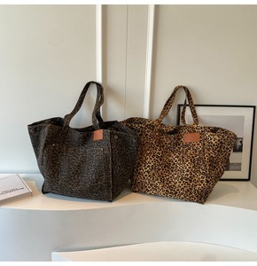 Borsa Tote in Tela con Stampa Leopardata OEM, Grande Capacità, Tracolla, Tasca Frontale, Patch in Pelle, Logo Personalizzato, Casual da Donna per la Spiaggia - Product Image 3