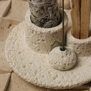 Bougie en ciment Sage Peru Palo Santo avec feuille d'eucalyptus et bâtonnet de vanille pour aromathérapie, purification, apaisement mental et décoration - Product Image 2