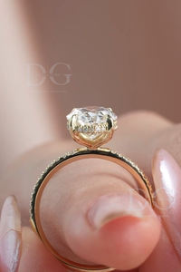 แหวนหมั้นและแหวนแต่งงาน Kamellie สไตล์โรแมนติก ประดับเพชรโมอิสซาไนต์ทรงรี 3.80 กะรัต แบบโซลิแตร์ ตัวเรือนทองชมพู พร้อมใบรับรอง IGI 7 ก - Product Image 3