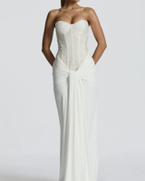 Robe de soirée élégante sans bretelles et sans manches, ajustée, blanche longue, drapée avec liens, ornée de détails brillants, pour femme