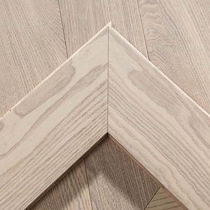 Parquet en bois d'ingénierie Chevron 15 mm, multicouche, en frêne brossé, grade AB, uniformité sur grande surface, avec joint T&G, norme asiatique AS2047 - Product Image 1