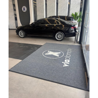 Tapis de logo pour concessionnaire automobile de luxe – Tapis en nylon haut de gamme pour showroom automobile – Solution d'entrée personnalisée avec logo de marque
