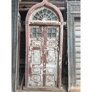 A porta indiana do vintage com hardware para portas do banheiro do toalete para abriga materiais de construção com interiores antigos do tema