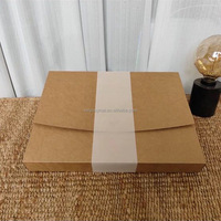 Maßgefertigte Kraftpapier-Umschlagbox mit Papierbandverschluss Flachverpackter Karton für Kleidung Bekleidung Textilverpackung