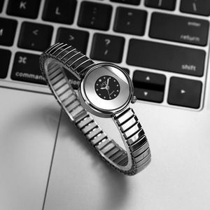 Reloj de pulsera de cuarzo elegante para mujer, con esfera redonda dorada, brazalete acanalado y marcadores de cristal - Product Image 1