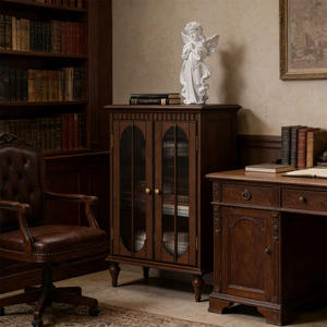 Buffet classique en chêne massif avec vitrine en verre et étagères de rangement pour bar à domicile - Product Image 1