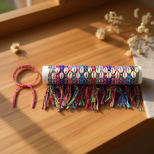 Bracciale a tubo colorato con perline, conchiglie e nappe, accessorio di bigiotteria fatto a mano. - Product Image 3