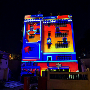 Système de projection extérieure pour grandes façades avec éclairage architectural et affichages visuels dynamiques - Product Image 1