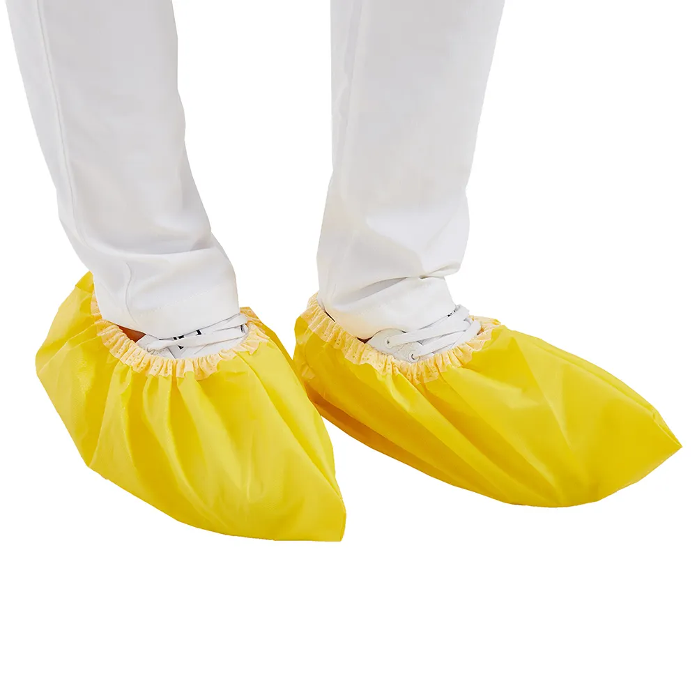 الجرموق أغطية الحذاء واقية PP المضادة للانزلاق يمكن التخلص منها غير المنسوجة للماء 2 سنة من الدرجة الأولى