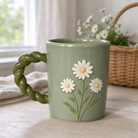 Mug Keramik Hijau Sage Kustom dengan Bunga Putih Timbul, Bagian Tengah Kuning, Daun Hijau, Gagang Terjalin, Logo OEM Kustom, Perlengkapan Minum