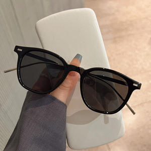 Gafas de Sol Qianai para Mujer, Montura Redonda Retro, Protección UV400, Lentes de PC Tipo 3, Montura Negra, Diseño Ovalado - Product Image 2