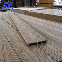 Dalles de terrasse en WPC modernes, carrées, imperméables, surface brossée, installation par clipsage, revêtement de sol extérieur